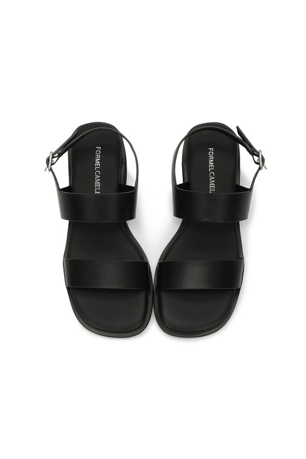 **카리브 베이직 샌들 02 Black 3.5cm**

캐주얼한 스타일을 연출하는 여성 샌들입니다. 일상 및 캐주얼 용도로 활용하기 좋으며, 봄, 여름 시즌에 적합합니다. 블랙, 아이보리, 카멜 3가지 색상으로 만나볼 수 있습니다. 3.5cm 로우힐 굽에 투밴드 탑라인 디자인으로 편안하게 착용 가능합니다. 발볼이 넓은 와이드 디자인으로 제작되었으며, 인조가죽과 합성고무 소재를 사용하여 내구성을 높였습니다. 캐주얼한 와이드 중창과 라텍스 4mm 중창으로 쿠션감을 더하고, 전창 가공으로 내수성을 높였습니다. 버클 여밈 방식으로 간편하게 신고 벗을 수 있습니다. 동네 마실룩, 여행룩, 캐주얼, 미니멀, 클래식 스타일 연출에 활용해보세요.
