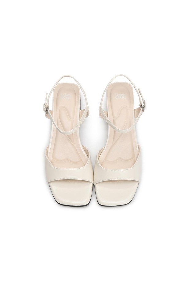 포멜리이즈 샌들 001 아이보리 3cm는 여성용 샌들로, 봄, 여름에 착용하기 좋습니다. 아이보리 컬러에 라운드 앞코 디자인으로, 미니멀, 캐주얼, 클래식 스타일을 연출할 수 있습니다. 3cm 로우힐 굽과 와이드한 발볼로 편안한 착용감을 제공하며, 오픈형 스트랩 디자인이 특징입니다. 인조가죽과 합성고무 소재를 사용하여 제작되었으며, 와이드한 라운드 셰이프의 중창과 4mm 중창 구조, 5mm 압축 스펀지 인솔로 편안함을 더했습니다. 동네 마실룩이나 카페룩에 잘 어울리는 베이직한 디자인의 샌들입니다.
