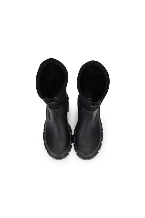 유비아 레인부츠 02 Black 5cm는 여성용 레인부츠입니다. 슬림한 앞코와 5cm 통굽으로 다리 라인을 더욱 돋보이게 하며, 첼시부츠 디자인을 모티브로 하여 스타일리시함을 더했습니다. 방수 기능과 길이 조절이 가능한 특징으로 실용성을 높였으며, 무지 패턴의 Black과 Ivory 색상으로 미니멀, 캐주얼, 클래식 스타일 모두 소화 가능합니다. 여행룩, 산책룩에 적합하며, 발볼 11.5cm로 편안한 착용감을 제공합니다. PVC와 고무 소재로 제작되었습니다.
