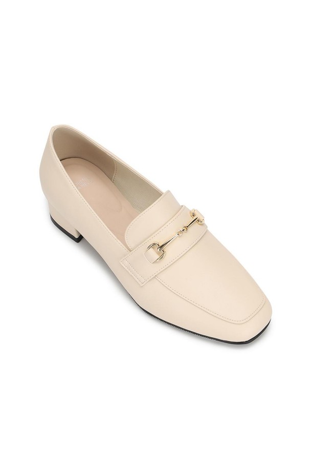 포멜 페르메 로퍼 Ivory 4cm는 부드러운 인조가죽 소재에 은은한 금속 장식으로 포인트를 더한 여성 로퍼입니다. 4cm 로우힐과 4mm 쿠션 인솔, 쿠션 중창이 편안한 착화감을 제공하며, 논슬립 패턴의 합성고무 밑창으로 미끄럼 방지 기능까지 갖췄습니다. 스퀘어 앞코와 슬립온 디자인으로 봄, 여름, 가을, 일상 및 오피스룩에 모두 잘 어울리는 아이보리 컬러의 데일리 슈즈입니다.
