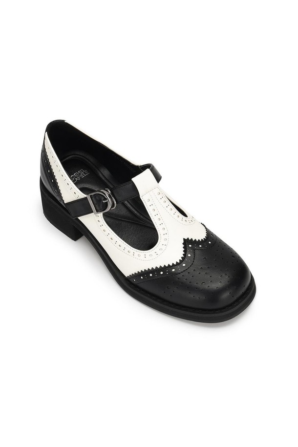 페르메 T스트랩 로퍼 White 4cm는 여성용 로퍼로, 봄, 여름, 가을에 착용하기 좋습니다. 화이트, 블랙 두 가지 색상으로 출시되었으며, 데일리, 정장, 캐주얼 등 다양한 스타일에 매치하기 좋습니다. 4cm 로우힐에, 13.5cm 발볼, 버클 여밈, T스트랩 디자인이 특징이며, 클래식한 브로그 디테일, 논슬립 고무 밑창, 라텍스 인솔, 쿠션감 강화로 편안한 착용감을 제공합니다.
