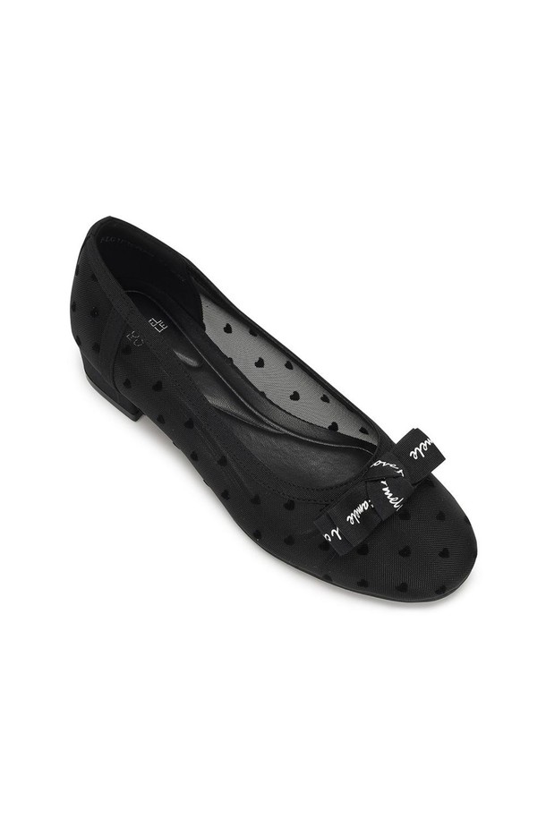 러브포멜 시스루 펌프스 Black 3cm는 시원한 메쉬 소재와 슬립온 디자인으로 편안한 착용감을 선사하는 여성용 펌프스입니다. 라운드 앞코와 로우힐 굽(3cm)은 데일리룩에 자연스럽게 어울리며, 시스루 망사 스타일이 발을 더욱 돋보이게 합니다. 고밀도 인솔로 편안함을 더했으며, 발볼이 넓어 편안한 착용감을 제공합니다.
