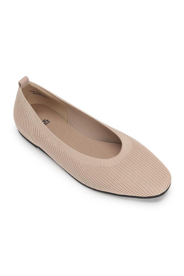 카멜레 니팅 블랑켓 플랫 Beige 1cm는 부드러운 니트 소재로 제작되어 봄, 여름, 가을 시즌에 가볍고 편안하게 신을 수 있는 여성 플랫슈즈입니다. 라운드 앞코와 슬립온 디자인으로 발을 감싸는 듯한 착용감을 제공하며, 1cm의 플랫 굽으로 데일리룩에 자연스럽게 어울립니다. 베이지 컬러의 니팅 패턴이 돋보이며, 경량 소재로 제작되어 편안한 착화감을 선사합니다.
