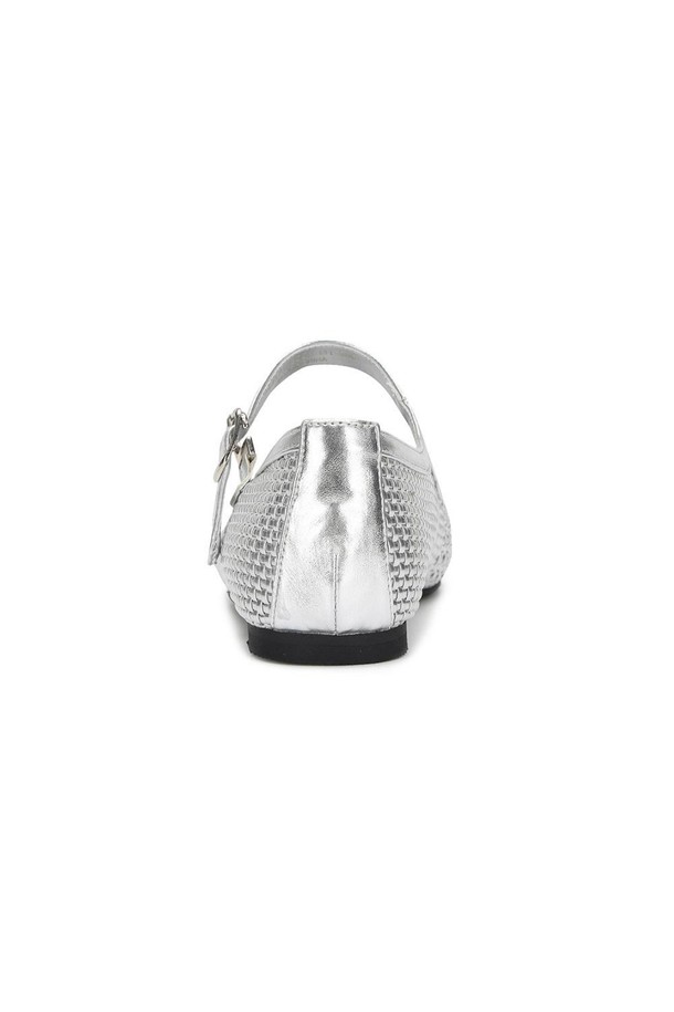 포멜 트라프트 메리제인 03 Silver 1cm은 여성용 메리제인 슈즈입니다. 실버 컬러의 라운드 앞코 디자인으로, 일상에서 편안하게 착용하기 좋습니다. 1cm 플랫 굽과 합성가죽 소재, 메쉬 패턴이 특징이며, 봄, 여름 계절에 어울립니다. 스트랩으로 발을 안정적으로 잡아주며, 데이트룩, 카페룩, 쇼핑룩 등 다양한 TPO에 미니멀, 걸리시, 클래식 스타일로 연출하기 좋습니다.
