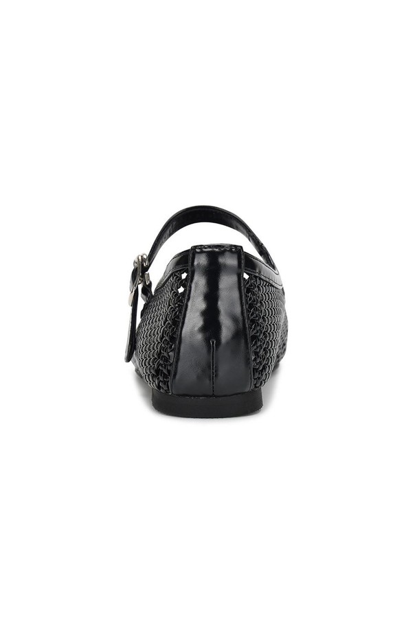 포멜 트라프트 메리제인 03 Black 1cm은 수공예 기법의 메쉬 소재와 블랙 컬러가 특징인 여성용 메리제인 슈즈입니다. 1cm 플랫 굽에 쿠션감 있는 고무창을 사용하여 편안한 착용감을 제공하며, 일상, 캐주얼, 드레시 룩에 모두 잘 어울립니다. 데이트룩이나 카페룩에 미니멀, 클래식, 걸리시 스타일을 더해 여성스러운 매력을 연출할 수 있습니다. 고밀도 신슐 보강과 오블리크 라스트 디자인으로 제작되어 발의 편안함까지 고려했습니다. 메쉬 패턴과 메리제인 스트랩으로 여성스러운 포인트를 더한 슈즈입니다.
