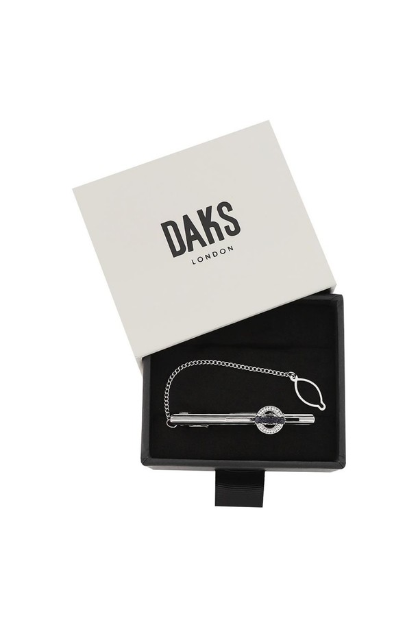 세련된 남성 스타일을 완성할 원형 큐빅 & 사금석 넥타이핀입니다. 실버 컬러의 은은한 광택과 견고한 디자인이 돋보이며, 큐빅과 사금석의 조화가 고급스러운 분위기를 자아냅니다. 원형 장식이 클래식하면서도 미니멀한 스타일을 연출하여 오피스룩, 비즈니스 캐주얼, 모임룩 등 다양한 TPO에 활용 가능합니다. 무지 패턴으로 어떤 넥타이에도 잘 어울리며, 시크한 매력을 더해줍니다. 넥타이에 포인트를 주어 당신의 개성을 드러내 보세요.
