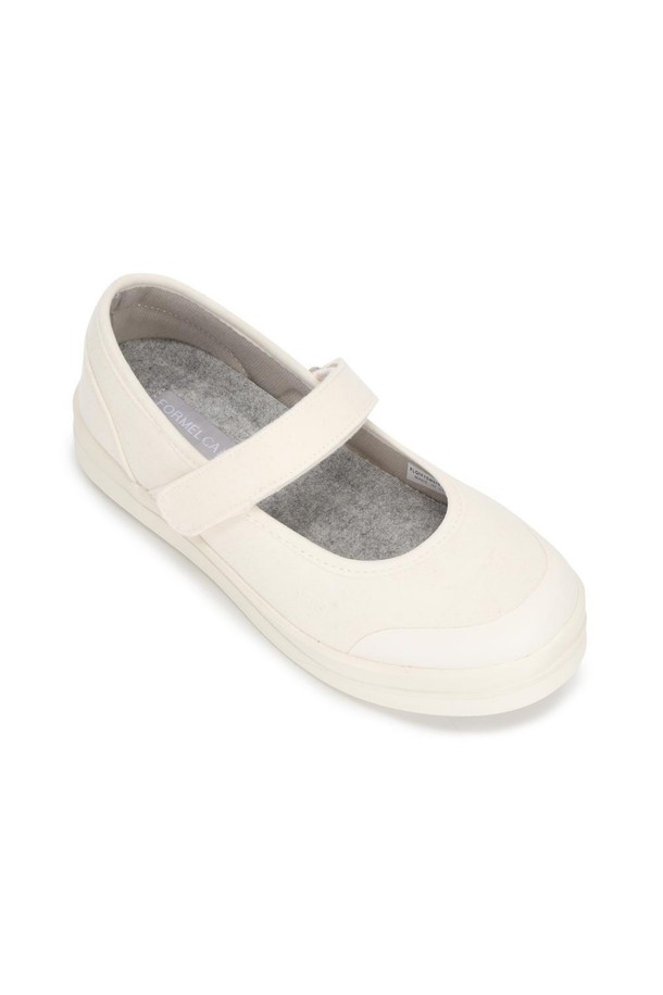 카멜 브리즈 메리제인 스니커즈 아이보리 3cm는 부드러운 메리노 울과 가벼운 EVA 소재로 제작되어 편안한 착용감을 선사합니다. 라운드 앞코 디자인과 메리제인 스트랩, 3cm 플랫 굽으로 여성스러운 실루엣을 연출하며, 데이트룩, 카페룩 등 다양한 스타일에 매치하기 좋습니다. 미니멀, 클래식, 캐주얼 스타일을 즐기는 여성분들께 추천하며, 초경량 디자인과 올데이 착용 가능한 데일리 슈즈로 활용할 수 있습니다. 아이보리 컬러의 무지 디자인은 어떤 옷에도 잘 어울려 활용도가 높습니다. 발볼은 8.5cm입니다.
