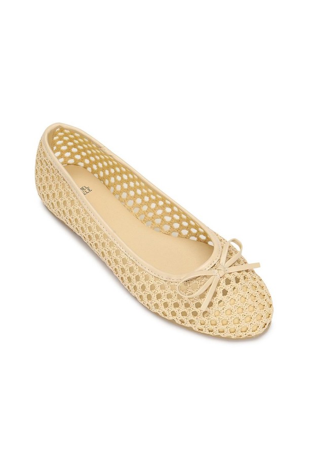 아멜리아 라탄 플랫 베이지 1cm는 라탄 소재와 인조가죽으로 제작된 여성 플랫슈즈입니다. 1cm 플랫 굽과 라운드 앞코 디자인으로 편안한 착용감을 선사하며, 안감은 메모리폼으로 제작되어 부드러운 착화감을 제공합니다. 베이지 컬러와 라탄 패턴이 어우러져 휴양지룩, 여행룩, 산책룩 등 다양한 TPO에 활용 가능하며, 리조트, 캐주얼, 미니멀 스타일을 연출하기 좋습니다. 통기성이 뛰어나고, 경량이며 유연한 구조로 제작되어 편안하고, 미끄럼 방지 기능이 있어 안전하게 착용할 수 있습니다. 슬립온 스타일로 간편하게 신고 벗을 수 있으며, 리본 디테일이 여성스러운 포인트를 더합니다.
