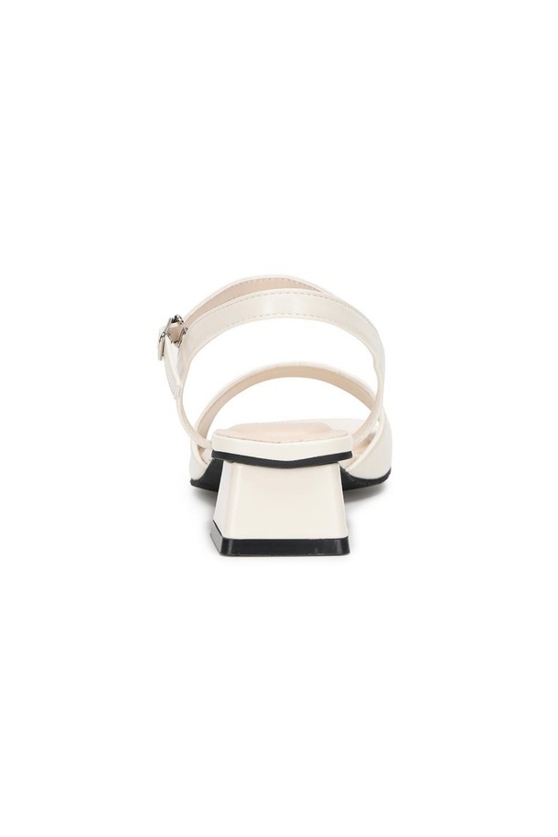 포멜리이즈 샌들 001 아이보리 3cm는 여성용 샌들로, 봄, 여름에 착용하기 좋습니다. 아이보리 컬러에 라운드 앞코 디자인으로, 미니멀, 캐주얼, 클래식 스타일을 연출할 수 있습니다. 3cm 로우힐 굽과 와이드한 발볼로 편안한 착용감을 제공하며, 오픈형 스트랩 디자인이 특징입니다. 인조가죽과 합성고무 소재를 사용하여 제작되었으며, 와이드한 라운드 셰이프의 중창과 4mm 중창 구조, 5mm 압축 스펀지 인솔로 편안함을 더했습니다. 동네 마실룩이나 카페룩에 잘 어울리는 베이직한 디자인의 샌들입니다.
