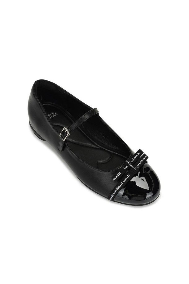 러브포멜 메리제인 Black 2cm는 여성 고객을 위한 신발입니다. 로우힐 굽에 2cm 높이로 편안함을 더했으며, 블랙 컬러의 합성가죽과 합성고무 소재로 제작되었습니다. 발등 버클과 러브포델 레터링 리본 포인트로 디자인의 완성도를 높였으며, 8cm 발볼 너비로 제작되었습니다. 데이트룩, 쇼핑룩과 같은 TPO는 물론 클래식, 걸리시, 미니멀 스타일을 즐기는 분들께 추천합니다.
