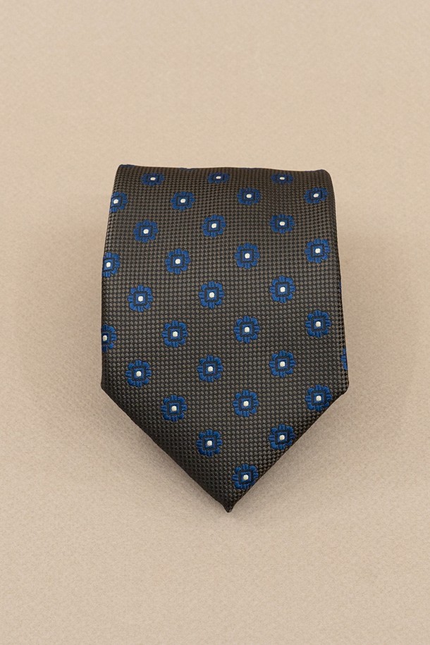 에스티브라운 빅 플라워 올오버 넥타이는 남성용 패션 소품입니다. 브라운과 블루 컬러의 실크 소재로 제작되었으며, 클래식하고 베이직한 스타일을 연출합니다. 도트 패턴과 정장 스타일에 잘 어울리는 디자인으로, 오피스룩, 비즈니스 캐주얼, 출근룩 등 다양한 TPO에 활용할 수 있습니다. 미니멀한 스타일을 선호하는 남성분들께 추천합니다.
