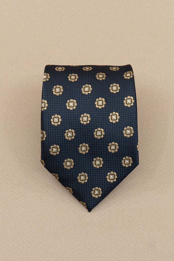 에스티브라운 빅 플라워 올오버 넥타이는 남성용 실크 넥타이입니다. 네이비와 베이지 색상으로 출시되었으며, 정장 및 일상복에 모두 잘 어울립니다. 클래식하고 베이직한 스타일로, 오피스룩, 비즈니스 캐주얼, 회의룩에 적합합니다. 부드러운 촉감과 정교한 플라워 및 도트 패턴, 고급스러운 마감 처리가 특징입니다.
