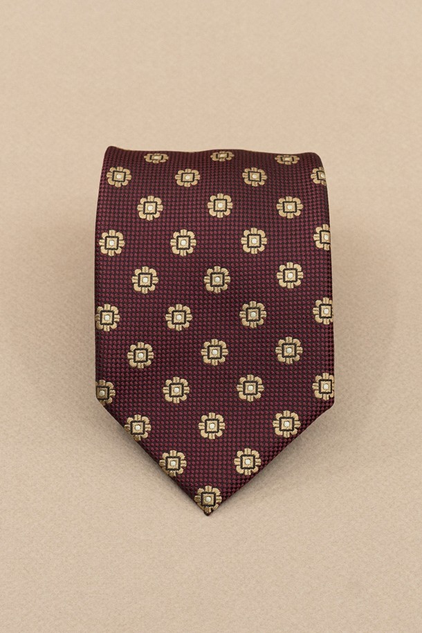 에스티브라운 빅 플라워 올오버 넥타이는 남성용 패션 소품입니다. 브라운 컬러의 실크 소재로 제작되어 고급스러운 분위기를 자아내며, 정장 및 비즈니스룩에 잘 어울립니다. 플라워와 도트 패턴이 조화롭게 어우러진 올오버 디자인과 정통 클래식 스타일은 포멀한 자리에서 돋보이는 스타일을 완성합니다. 오피스룩, 회의룩, 비즈니스 캐주얼 등 다양한 TPO에 활용 가능하며, 클래식, 미니멀, 시크 스타일을 선호하는 남성에게 추천합니다.
