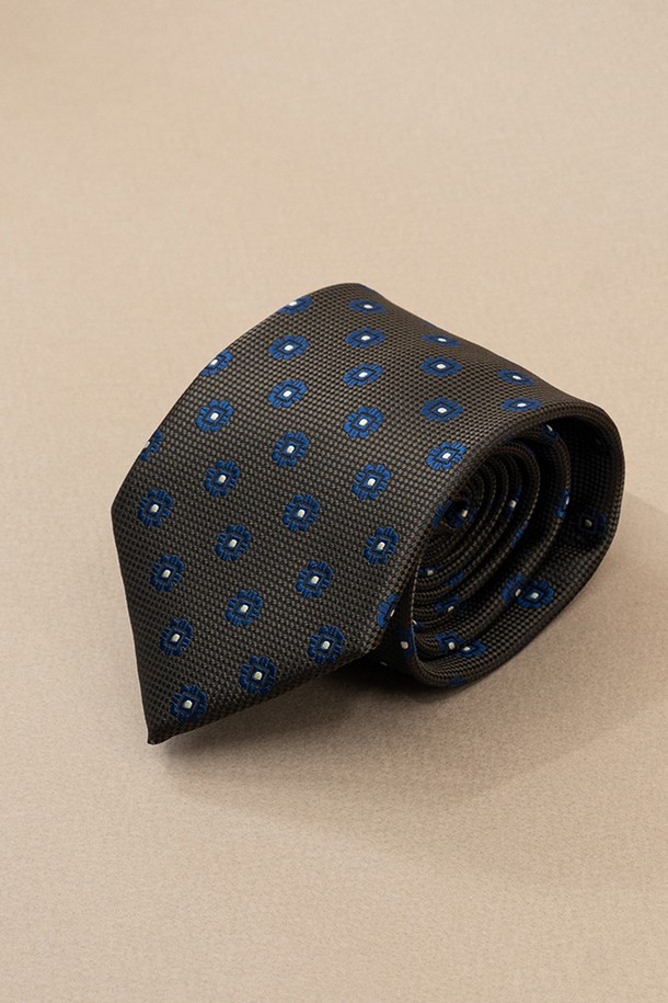 에스티브라운 빅 플라워 올오버 넥타이는 남성용 패션 소품입니다. 브라운과 블루 컬러의 실크 소재로 제작되었으며, 클래식하고 베이직한 스타일을 연출합니다. 도트 패턴과 정장 스타일에 잘 어울리는 디자인으로, 오피스룩, 비즈니스 캐주얼, 출근룩 등 다양한 TPO에 활용할 수 있습니다. 미니멀한 스타일을 선호하는 남성분들께 추천합니다.
