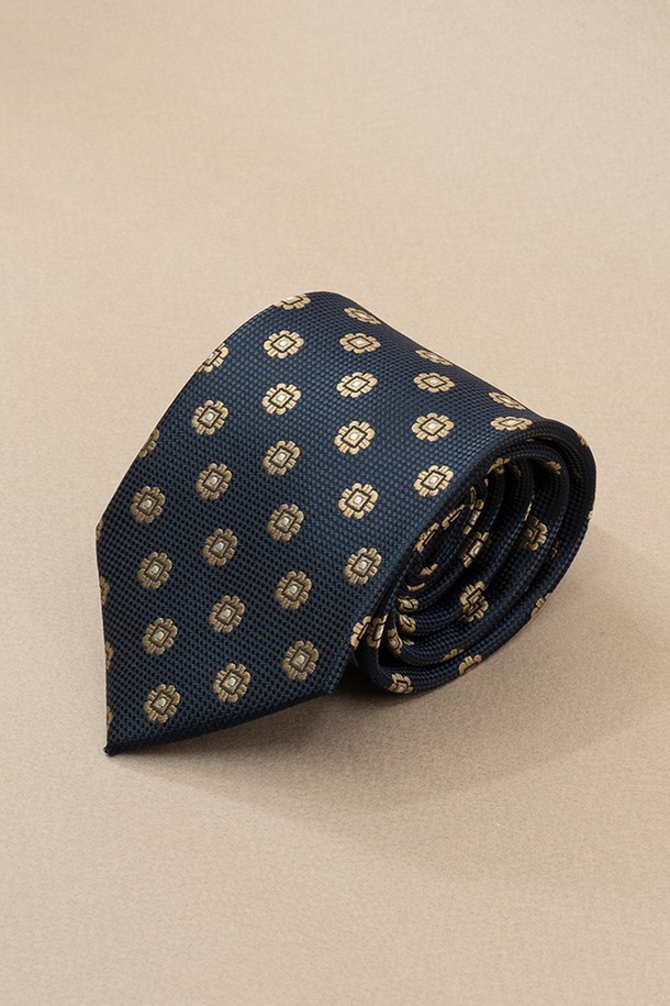 에스티브라운 빅 플라워 올오버 넥타이는 남성용 실크 넥타이입니다. 네이비와 베이지 색상으로 출시되었으며, 정장 및 일상복에 모두 잘 어울립니다. 클래식하고 베이직한 스타일로, 오피스룩, 비즈니스 캐주얼, 회의룩에 적합합니다. 부드러운 촉감과 정교한 플라워 및 도트 패턴, 고급스러운 마감 처리가 특징입니다.
