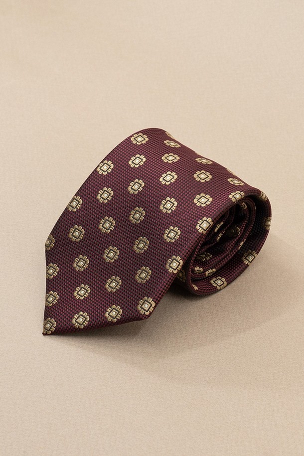 에스티브라운 빅 플라워 올오버 넥타이는 남성용 패션 소품입니다. 브라운 컬러의 실크 소재로 제작되어 고급스러운 분위기를 자아내며, 정장 및 비즈니스룩에 잘 어울립니다. 플라워와 도트 패턴이 조화롭게 어우러진 올오버 디자인과 정통 클래식 스타일은 포멀한 자리에서 돋보이는 스타일을 완성합니다. 오피스룩, 회의룩, 비즈니스 캐주얼 등 다양한 TPO에 활용 가능하며, 클래식, 미니멀, 시크 스타일을 선호하는 남성에게 추천합니다.
