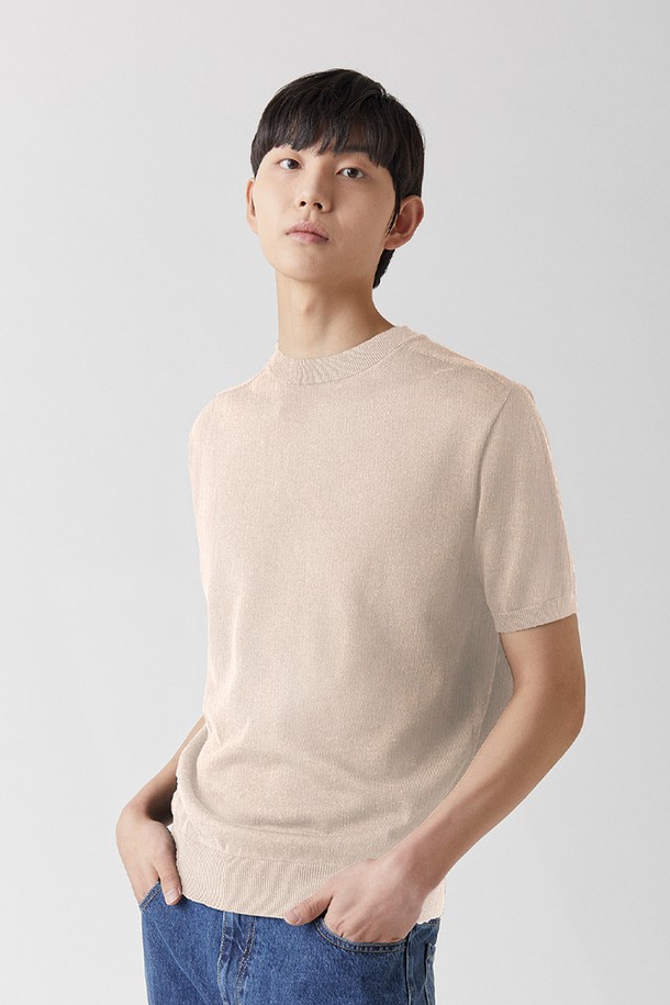 캐시미어 수피마 펀칭 라운드 니트_홀가먼트 - 4 color는 공용으로 착용 가능한 봄, 여름용 니트/스웨터입니다. 부드러운 촉감의 수피마 코튼과 캐시미어 혼방 소재로 제작되었으며, 펀칭 디테일과 홀가먼트 3D 무봉제 니팅 기법을 적용하여 통기성과 UV 차단 기능을 갖춘 것이 특징입니다. 레귤러핏의 라운드넥 반소매 디자인으로, 블랙, 다크베이지, 라이트그레이, 라이트베이지 4가지 색상으로 출시되었습니다. 데이트룩, 카페룩 등 다양한 TPO에 미니멀, 클래식, 캐주얼 스타일로 연출하기 좋습니다. 슬리브, 바디, 숄더 부분에 펀칭 디테일이 특징이며 생분해성 소재를 사용하여 제작되었습니다.
