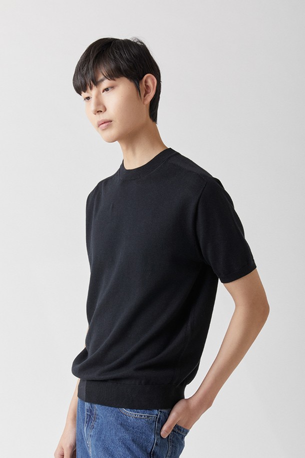 캐시미어 수피마 펀칭 라운드 니트_홀가먼트는 부드러운 촉감과 섬세한 디자인이 돋보이는 반소매 니트입니다. 수피마 코튼 85%와 15.5~16미크론 A등급 캐시미어 15% 혼방으로 제작되어 흡습성과 부드러움을 자랑합니다. 홀가먼트 3D 니팅 공법으로 제작되어 편안한 착용감을 제공하며, 슬리브, 바디, 숄더 부분의 펀칭 디테일이 시원하고 세련된 포인트를 더합니다. 자외선 차단 99% 기능으로 여름에도 안심하고 착용 가능하며, 미니멀하고 베이직한 스타일로 데이트룩, 카페룩 등 다양한 TPO에 활용하기 좋습니다. 블랙, 다크베이지, 라이트그레이, 라이트베이지 4가지 컬러로 만나보세요.
