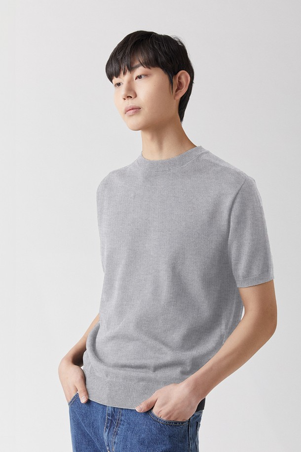 캐시미어 수피마 펀칭 라운드 니트_홀가먼트 - 4 color는 부드러운 촉감이 특징인 남녀 공용 니트입니다. 면 85%와 15.5~16 미크론 등급 A 이너몽골리아 캐시미어 15%를 혼방하여 제작되었으며, 흡습, 통기, UV 차단 기능으로 사계절 내내 쾌적하게 착용 가능합니다. 심리스 3D 니팅으로 제작된 홀가먼트 스타일로, 미니멀하고 베이직한 디자인이 돋보이며, 일상, 캐주얼, 세미포멀 등 다양한 TPO에 활용할 수 있습니다. 레귤러핏 라운드넥 반소매 디자인이며, 블랙, 다크베이지, 라이트그레이, 라이트베이지 4가지 컬러로 만나보실 수 있습니다.
