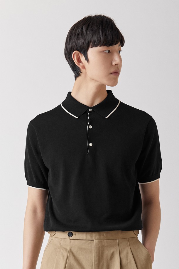 울트라파인 실켓 카라 니트_안티필링은 남녀 모두 착용 가능한 베이직하고 미니멀한 스타일의 반소매 카라넥 니트입니다. 봄, 여름 시즌에 적합하며, 부드러운 촉감의 면 소재로 제작되어 흡습 및 통기성이 우수합니다. 블랙, 네이비, 브라운, 그레이, 그린, 스카이, 라이트베이지 7가지 컬러로 출시되어 데이트룩, 카페룩 등 다양한 TPO에 활용 가능합니다. 링킹 공법, 천연 자개 단추, 안티필링 처리, 실켓 가공, 홀가먼트 공법으로 제작되어 얇지만 튼튼하고 고급스러운 착용감을 선사합니다. 레귤러핏으로 편안하게 착용할 수 있으며, 자외선 차단 기능까지 갖춰 실용성을 더했습니다.
