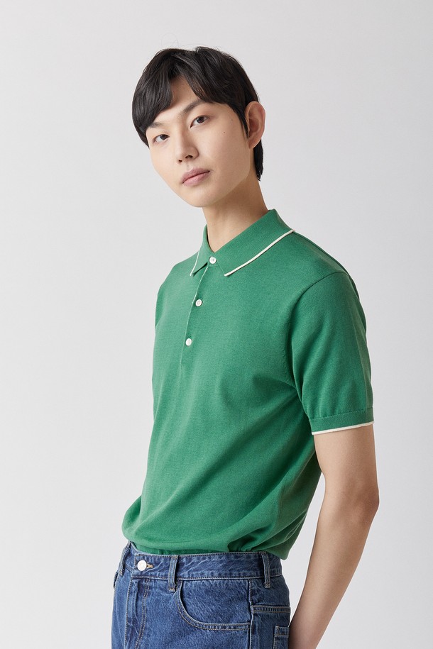 울트라파인 실켓 카라 니트_안티필링은 여성 및 남성 모두 착용 가능한 베이직 스타일의 반소매 카라넥 니트입니다. 봄, 여름 시즌에 적합하며, 레귤러핏으로 편안한 착용감을 선사합니다. 블랙, 네이비, 브라운, 그레이, 그린, 스카이, 라이트 베이지 7가지 다채로운 컬러로 만나보세요. 부드러운 촉감의 면 소재로 제작되었으며, 일상, 데이트룩, 카페룩, 출근룩 등 다양한 TPO에 활용 가능합니다. UV 차단 기능과 함께 천연 자개 버튼, 무봉제 구조, 안티필링 처리, 마이크로파이버 표면, 수분 흡수/발산성을 갖춰 기능성까지 놓치지 않았습니다.
