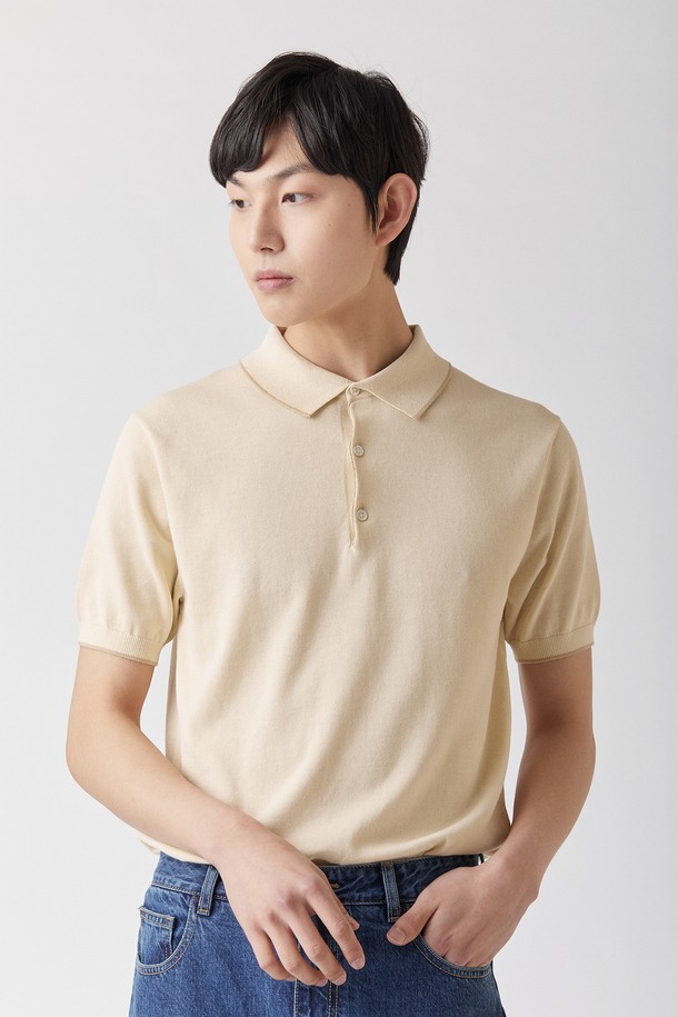 울트라파인 실켓 카라니트는 부드러운 면 소재로 제작되어 피부에 편안한 촉감을 선사하며, 항필링 기능이 적용되어 오랫동안 새 옷처럼 유지됩니다. 자연스러운 색감의 라이트베이지 색상과 베이직한 디자인은 일상에서 활용하기 좋으며, UV 차단 기능(98.79%)까지 갖춰 봄, 여름철 햇볕으로부터 피부를 보호해 줍니다. 레귤러 핏의 반소매 카라넥 디자인으로 남녀 모두 착용 가능합니다.
