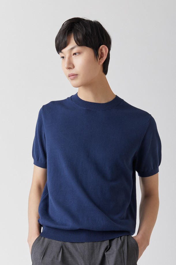 퓨어코튼100 라운드 니트 네이비_그린라벨은 100% 순면 소재로 제작되어 부드러운 촉감과 뛰어난 통기성을 자랑합니다. 봄, 여름 시즌에 적합하며, 기본에 충실한 디자인으로 미니멀, 캐주얼, 클래식 스타일을 모두 소화할 수 있습니다. 라운드 넥과 레귤러핏, 반소매 기장으로 편안한 착용감을 제공하며, 데이트룩, 카페룩 등 다양한 TPO에 활용하기 좋습니다. 퓨어코튼100 라운드 니트는 레이어드하여 더욱 다채로운 스타일을 연출할 수 있습니다.
