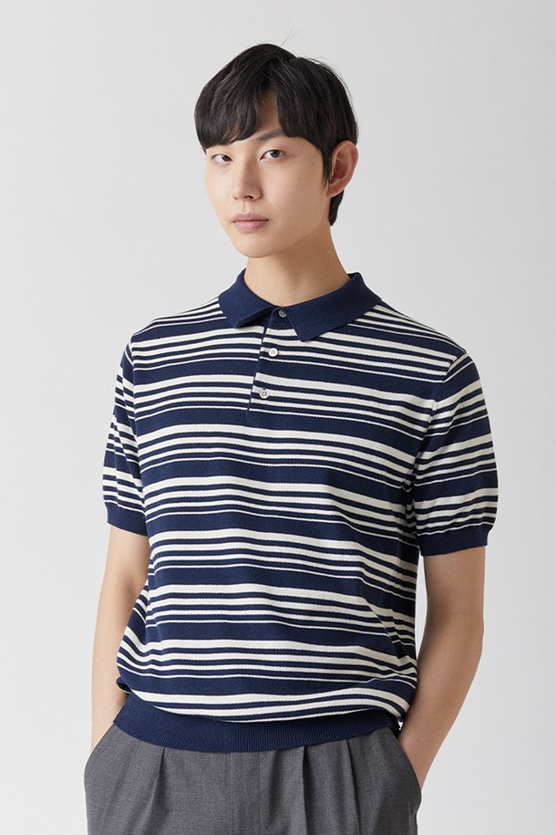 퓨어코튼100 스트라이프 카라 니트 다크네이비_그린라벨은 부드러운 촉감과 흡습 기능이 뛰어난 퓨어 코튼 100% 소재의 반소매 카라넥 니트입니다. 다크네이비 컬러에 베이직하고 클래식한 스트라이프 패턴으로 디자인되어, 봄, 여름 일상에서 데이트룩, 카페룩 등 다양한 TPO에 활용하기 좋습니다. 레귤러핏으로 편안하게 착용 가능하며, 지속가능한 디자인으로 제작되어 더욱 가치 있는 선택입니다. 미니멀, 캐주얼 스타일을 즐겨 입는 남성, 여성 모두에게 추천하는 아이템입니다.
