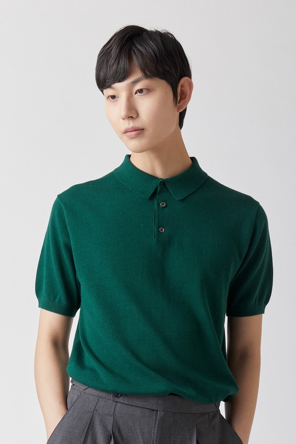 퓨어코튼 100 카라 니트 그린_그린라벨은 남녀 모두 착용 가능한 상의 니트/스웨터입니다. 봄, 여름 계절에 어울리는 베이직하고 클래식한 스타일로, 데이트룩과 카페룩에 매치하기 좋습니다. 퓨어 코튼 100% 소재로 제작되어 부드러운 촉감을 자랑하며, 레귤러 핏과 반소매 기장으로 편안하게 착용할 수 있습니다. 그린 컬러의 무지 디자인에 카라넥 디테일이 더해져 미니멀하면서도 세련된 분위기를 연출합니다. KOTITI 인증을 받은 친환경, 생분해성 소재로 제작되어 환경까지 생각한 제품입니다.
