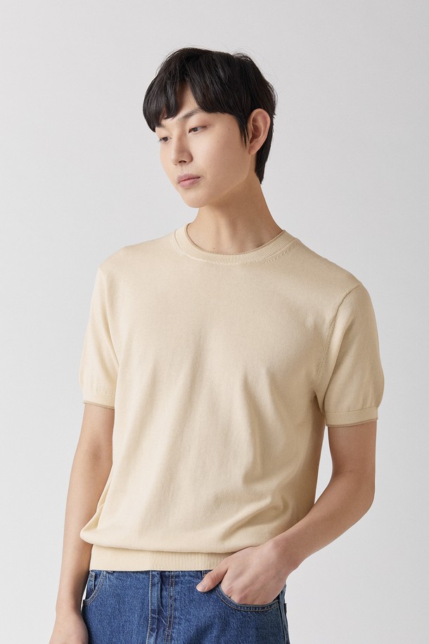 울트라파인 실켓 코튼 소재로 제작된 라이트 베이지 색상의 라운드넥 니트입니다. 뛰어난 부드러움과 UV 차단 기능(자외선 차단율 98.79%, KOTITI 시험 인증)을 갖췄으며, 프리미엄 4등급 안티필링 가공으로 옷의 뜯김이나 필링 현상을 최소화했습니다. 남녀 모두 착용 가능한 레귤러핏의 반소매 디자인으로, 봄, 여름철 일상복으로 적합합니다.
