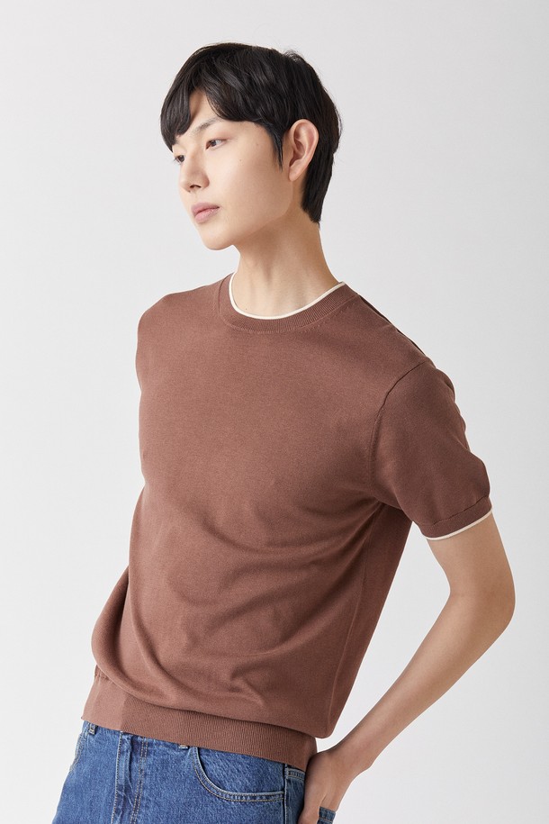 울트라파인 실켓 코튼 100% 소재의 브라운 컬러 라운드넥 니트입니다. 뛰어난 흡습성과 UV 차단(98.79%) 기능은 물론, 안티필링 4등급으로 제작되어 오랫동안 부드러운 촉감을 유지합니다. 봄, 여름 시즌에 적합하며 일상복으로 활용하기 좋은 남녀 공용 레귤러핏 반소매 제품입니다.
