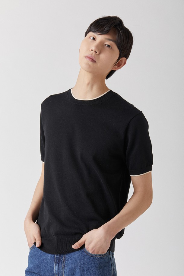 울트라파인 실켓 코튼 소재로 제작된 블랙 색상의 라운드넥 니트입니다. 안티필링 처리로 잦은 착용에도 깔끔하게 유지되며, 자외선 차단 기능(98.79%)과 뛰어난 통기성으로 봄, 여름철 일상생활에서 편안하게 착용할 수 있습니다. 스탠다드핏의 반소매 디자인으로 베이직하고 미니멀한 스타일을 연출할 수 있습니다.
