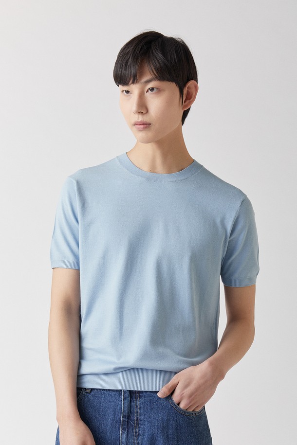 하이테크 프리미엄 기능성 원사로 제작된 스카이 컬러의 라운드넥 반소매 니트입니다. UV 차단, 정전기 방지, 세탁성이 우수하며, 실크 같은 부드러운 촉감을 자랑합니다. 남녀 모두 착용 가능한 레귤러 핏의 베이직하고 미니멀한 스타일로, 봄, 여름철 일상복으로 적합합니다.
