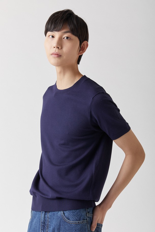 **하이테크 올인원 라운드 니트 네이비_소프트 핸드필**는 공용으로 제작된 여름용 니트/스웨터입니다. 네이비, 블랙, 그린, 아이보리, 오렌지, 스카이 등 다양한 색상으로 출시되었으며, 베이직한 스타일의 레귤러핏 반소매 라운드넥 디자인입니다. 부드러운 촉감의 비스코스, 폴리에스테르 혼방 소재로 제작되었으며, UV 차단 및 정전기 방지 기능이 있습니다. 여행룩, 휴가룩, 미니멀, 캐주얼, 클래식 스타일을 연출하기에 적합하며, KOTITI 인증을 받은 프리미엄 기능성 원사로 제작되어 세탁 후에도 외관 변화 없이 오랫동안 착용할 수 있습니다. 자외선 차단 99.9%로 여름철에도 안심하고 입을 수 있습니다.
