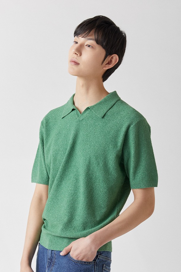 시슬로 부클레 오픈카라니트는 그린 컬러의 남녀 공용 니트/스웨터입니다. 부드러운 면, 나일론 혼방의 부클레 원단으로 제작되었으며, 오픈카라 디자인과 반소매, 레귤러 핏이 특징입니다. 친환경 재생 소재와 생분해성 나일론 소재를 사용하여 제작되었으며, 신축성이 좋아 일상생활에서 편안하게 활동할 수 있습니다.
