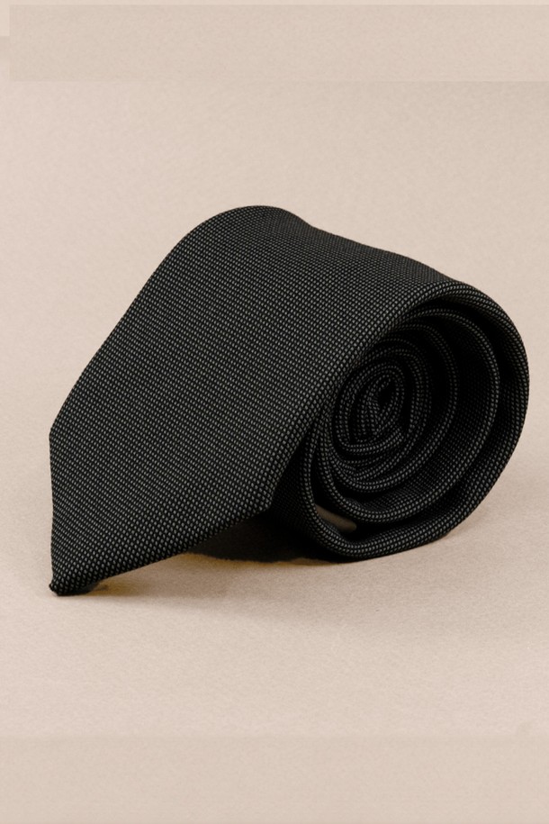 에스티브라운 텍스처 솔리드 넥타이 03은 남성용 넥타이로, 클래식한 스타일을 추구하는 분들을 위한 제품입니다. 부드러운 촉감의 폴리에스테르 소재로 제작되어 사계절 내내 착용하기 좋으며, 솔리드 디자인과 텍스처 패턴이 특징입니다. 정장 및 일상복에 모두 잘 어울리며, 오피스룩, 회의룩, 출근룩 등 다양한 TPO에 활용할 수 있습니다. 전통적인 테일러링 기법으로 제작되었으며, 기본 패키지 박스에 담겨 제공됩니다. 미니멀한 스타일을 선호하는 분들께 추천합니다.
