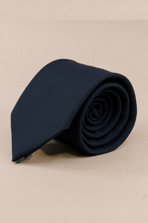 에스티브라운 텍스처 솔리드 넥타이 03은 남성을 위한 브라운 컬러의 넥타이입니다. 폴리에스테르 소재로 제작되어 사계절 내내 착용 가능하며, 클래식한 스타일을 연출합니다. 기본 솔리드 디자인에 텍스처 디테일이 더해져 세련된 느낌을 줍니다. 오피스룩, 회의룩, 출근룩 등 다양한 TPO에 활용하기 좋으며, 클래식, 미니멀 스타일을 선호하는 분들께 추천합니다. 전통적인 테일러링으로 제작되어 넥타이 본연의 멋을 살렸습니다.
