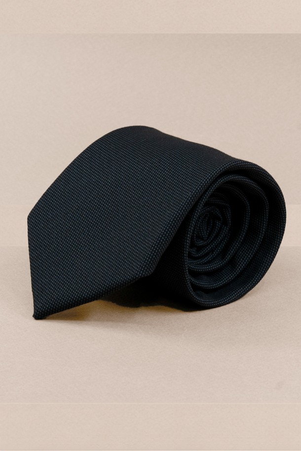 에스티브라운 텍스처 솔리드 넥타이 03은 남성용 넥타이로, 브라운 컬러의 솔리드(무지) 패턴이 특징입니다. 폴리에스테르 소재로 제작되어 부드러운 촉감을 자랑하며, 사계절 내내 착용하기 좋습니다. 텍스처 디자인으로 포인트를 더해 클래식하고 고급스러운 분위기를 연출하며, 오피스룩, 비즈니스 캐주얼, 회의룩 등 다양한 TPO에 활용 가능합니다. 미니멀한 스타일을 선호하는 분들께 추천하며, 고급스러운 패키지로 제공됩니다.
