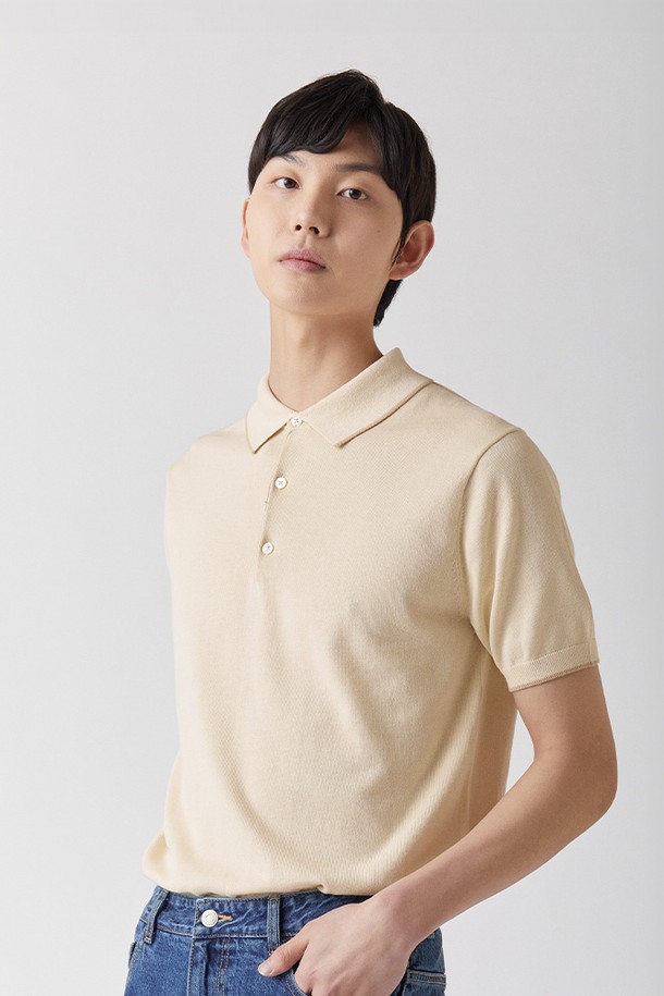 울트라파인 실켓 카라니트는 부드러운 면 소재로 제작되어 피부에 편안한 촉감을 선사하며, 항필링 기능이 적용되어 오랫동안 새 옷처럼 유지됩니다. 자연스러운 색감의 라이트베이지 색상과 베이직한 디자인은 일상에서 활용하기 좋으며, UV 차단 기능(98.79%)까지 갖춰 봄, 여름철 햇볕으로부터 피부를 보호해 줍니다. 레귤러 핏의 반소매 카라넥 디자인으로 남녀 모두 착용 가능합니다.
