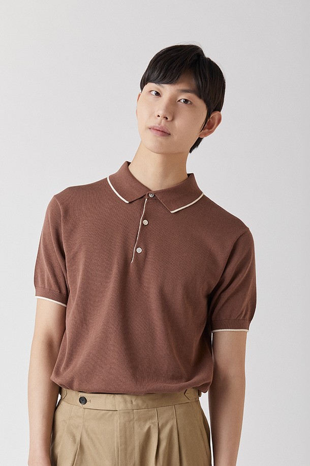 울트라파인 실켓 카라니트는 부드러운 촉감의 프리미엄 코튼 소재로 제작되어 피부에 편안하게 닿으며, 항필링 기능이 있어 오랫동안 새 옷처럼 입을 수 있습니다. UV 차단 기능(98.79%)까지 갖춘 이 제품은 일상에서 자외선으로부터 피부를 보호해주며, 브라운, 블랙, 네이비, 그레이, 그린, 스카이, 라이트베이지의 자연스러운 컬러로 다양한 스타일을 연출할 수 있습니다. 베이직하고 클래식한 디자인의 이 반소매 카라니트는 봄, 여름 시즌에 레귤러 핏으로 편안하게 착용하기 좋습니다.
