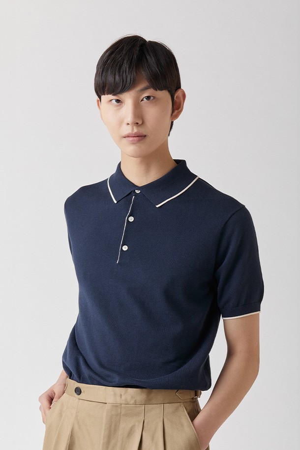 울트라파인 실켓 코튼 100% 소재의 네이비 컬러 카라니트입니다. 부드러운 터치감과 자연스러운 색감이 돋보이며, UV 차단 및 항필링 기능이 있어 일상 또는 세미 캐주얼룩에 모두 잘 어울립니다. KOTITI 시험연구원 인증을 받은 제품으로 남녀 모두 착용 가능한 사계절 레귤러핏 반소매 디자인입니다.
