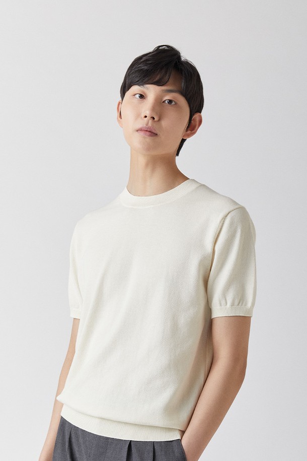 퓨어코튼100 라운드 니트 아이보리_그린라벨은 KOTITI 인증 순면 100% 소재로 제작되어 부드러운 촉감을 선사합니다. 봄, 여름 계절에 어울리는 얇은 두께의 반소매 라운드넥 니트로, 베이직하고 클래식한 스타일을 연출하기 좋습니다. 아이보리, 블랙, 네이비, 카멜 4가지 색상으로 출시되어 다양한 데이트룩과 카페룩에 활용할 수 있습니다. 무지 디자인에 레귤러핏과 스탠다드핏으로 제작되어 편안하면서도 세련된 스타일을 연출하며, 흡습 기능이 있어 쾌적하게 착용 가능합니다. 섬유와 피부 사이 수분 증발을 방해하지 않는 중공구조로 제작되어 여름철에도 시원하게 입을 수 있습니다.
