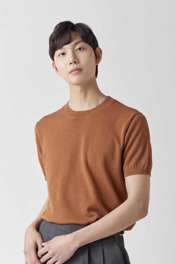 퓨어코튼100 라운드 니트 카멜_그린라벨은 남녀 모두 착용 가능한 상의 니트/스웨터입니다. 100% 퓨어 코튼 소재로 제작되어 부드러운 촉감과 자연스러운 면 텍스처를 자랑하며, 흡습 및 통기성이 우수합니다. 라운드넥에 레귤러핏과 스탠다드핏으로 제작되어 베이직하고 클래식한 스타일을 연출하며, 데이트룩, 카페룩 등 다양한 TPO에 활용하기 좋습니다. 봄, 여름 계절에 반소매 기장으로 시원하게 착용할 수 있으며, 무지 디자인으로 미니멀하고 캐주얼한 스타일을 완성합니다.
