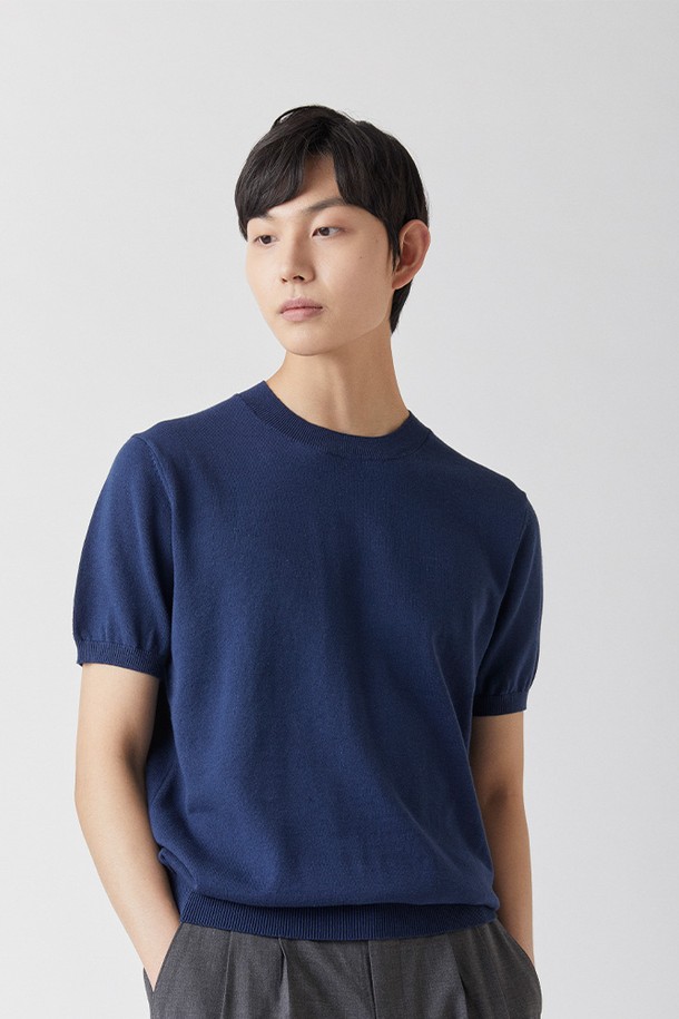 퓨어코튼100 라운드 니트 네이비_그린라벨은 100% 순면 소재로 제작되어 부드러운 촉감과 뛰어난 통기성을 자랑합니다. 봄, 여름 시즌에 적합하며, 기본에 충실한 디자인으로 미니멀, 캐주얼, 클래식 스타일을 모두 소화할 수 있습니다. 라운드 넥과 레귤러핏, 반소매 기장으로 편안한 착용감을 제공하며, 데이트룩, 카페룩 등 다양한 TPO에 활용하기 좋습니다. 퓨어코튼100 라운드 니트는 레이어드하여 더욱 다채로운 스타일을 연출할 수 있습니다.
