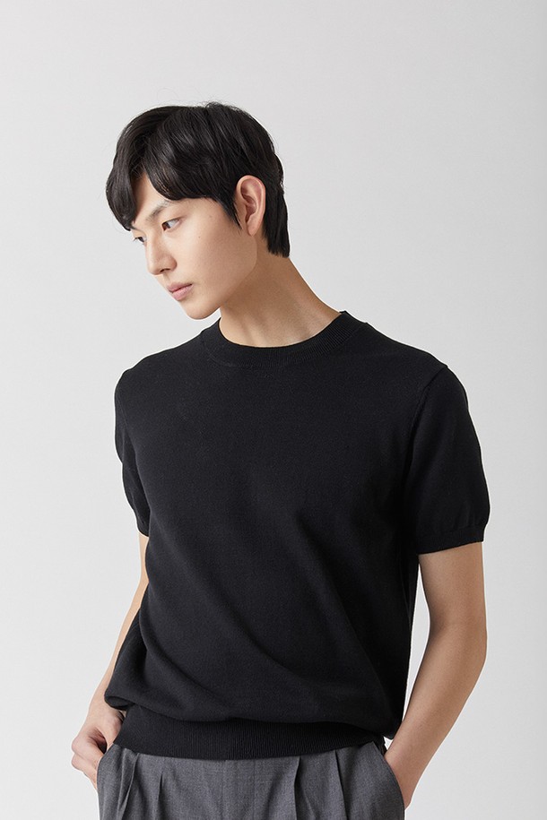 퓨어코튼100 라운드 니트 블랙_그린라벨은 부드러운 촉감과 뛰어난 통기성을 자랑하는 남녀 공용 반소매 니트입니다. 100% 퓨어 코튼 소재로 제작되어 피부에 자극 없이 편안하게 착용할 수 있으며, 데이트룩, 카페룩 등 다양한 TPO에 활용하기 좋습니다. 미니멀, 캐주얼, 클래식 스타일을 즐겨 입는 분들께 추천하며, 레귤러 핏의 라운드넥 디자인으로 깔끔한 실루엣을 연출합니다. 무지 패턴의 블랙, 네이비, 카멜, 아이보리 색상으로 출시되어 어떤 스타일에도 잘 어울립니다.
