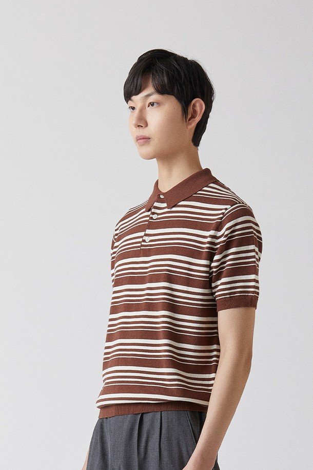 퓨어코튼100 스트라이프 카라 니트 브라운_그린라벨은 남녀 공용으로 착용 가능한 니트/스웨터입니다. 베이직하고 클래식한 스타일의 레귤러핏 반소매 카라 니트로, 봄, 여름 시즌에 적합합니다. 100% 순면 소재로 제작되어 부드러운 촉감을 선사하며, 흡습 기능과 친환경, 생분해성 소재 사용으로 기능성을 더했습니다. KOTITI 시험 인증을 완료하여 품질을 보증하며, 데이트룩, 카페룩, 캐주얼, 미니멀, 클래식 스타일 연출에 용이합니다. 브라운 컬러의 스트라이프 패턴 디자인이 특징입니다.
