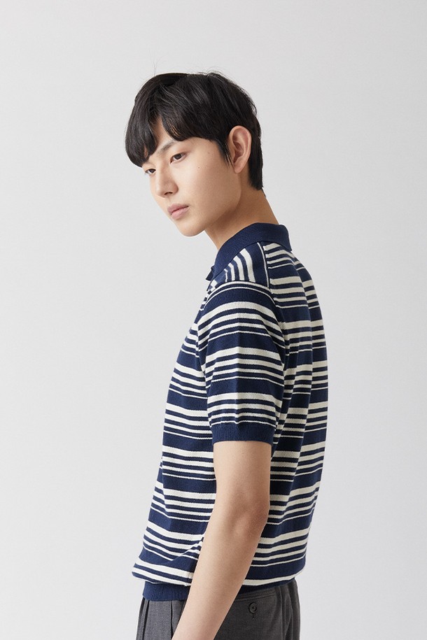 퓨어코튼100 스트라이프 카라 니트 다크네이비_그린라벨은 부드러운 촉감과 흡습 기능이 뛰어난 퓨어 코튼 100% 소재의 반소매 카라넥 니트입니다. 다크네이비 컬러에 베이직하고 클래식한 스트라이프 패턴으로 디자인되어, 봄, 여름 일상에서 데이트룩, 카페룩 등 다양한 TPO에 활용하기 좋습니다. 레귤러핏으로 편안하게 착용 가능하며, 지속가능한 디자인으로 제작되어 더욱 가치 있는 선택입니다. 미니멀, 캐주얼 스타일을 즐겨 입는 남성, 여성 모두에게 추천하는 아이템입니다.
