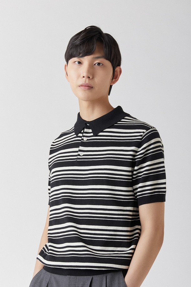퓨어코튼 100 스트라이프 카라 니트 블랙_그린라벨은 남녀 모두 착용 가능한 상의 카테고리의 니트/스웨터입니다. 봄, 여름에 어울리는 레귤러핏 반소매 카라 니트로, 베이직하면서 클래식한 스타일을 연출합니다. 퓨어 코튼 100% 소재로 제작되어 부드러운 촉감을 자랑하며, 블랙 컬러와 스트라이프 패턴이 특징입니다. 데이트룩과 카페룩, 미니멀하고 캐주얼한 스타일을 즐기는 분들께 추천합니다. 지속 가능한 디자인으로 제작된 기본 스타일의 니트입니다.
