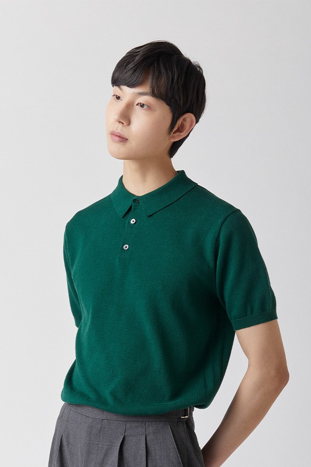 퓨어코튼 100 카라 니트 그린_그린라벨은 남녀 모두 착용 가능한 상의 니트/스웨터입니다. 봄, 여름 계절에 어울리는 베이직하고 클래식한 스타일로, 데이트룩과 카페룩에 매치하기 좋습니다. 퓨어 코튼 100% 소재로 제작되어 부드러운 촉감을 자랑하며, 레귤러 핏과 반소매 기장으로 편안하게 착용할 수 있습니다. 그린 컬러의 무지 디자인에 카라넥 디테일이 더해져 미니멀하면서도 세련된 분위기를 연출합니다. KOTITI 인증을 받은 친환경, 생분해성 소재로 제작되어 환경까지 생각한 제품입니다.
