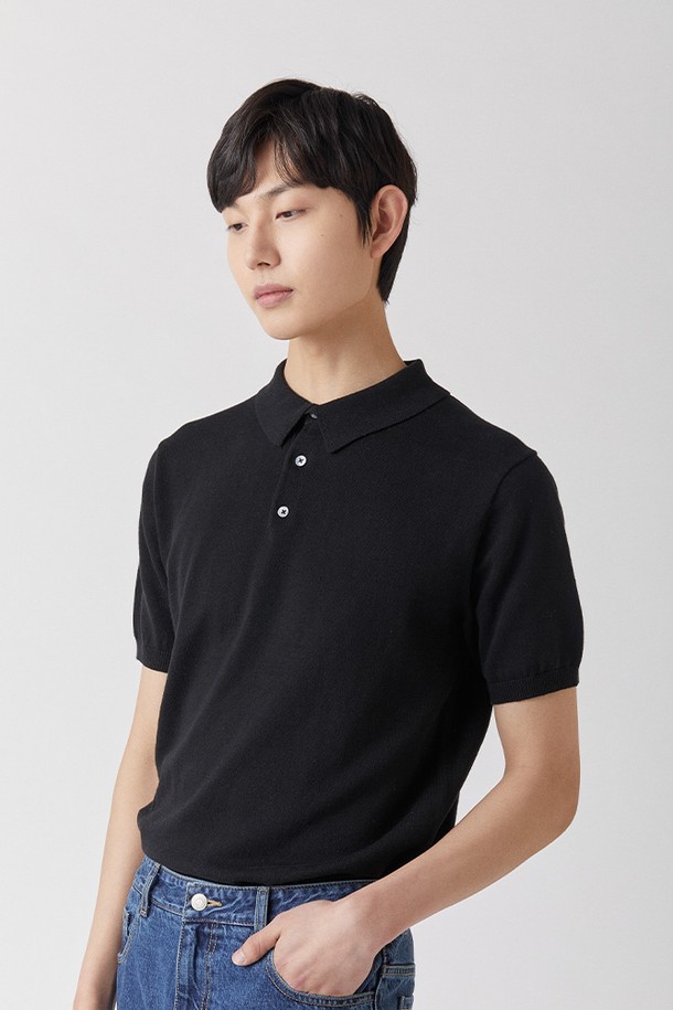 퓨어코튼100 카라니트 블랙_그린라벨은 남녀 공용으로 착용 가능한 상의 니트/스웨터입니다. 봄, 여름 시즌에 어울리는 레귤러핏 반소매 카라넥 니트로, 부드러운 촉감의 퓨어코튼 100% 소재로 제작되었습니다. KOTITI 인증을 받은 친환경 생분해성 섬유로 제작되어, 베이직하고 클래식한 스타일을 연출합니다. 데이트룩, 카페룩 등 다양한 TPO에 활용 가능하며, 미니멀하고 캐주얼한 스타일을 완성합니다. 무지 패턴의 블랙 컬러로 어떤 하의와도 잘 어울립니다.
